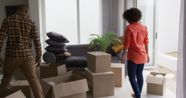 Sidovy Ett Afroamerikanskt Par Vardagsrummet Deras Nya Hem Uppackning Omgiven — Stockvideo