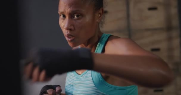 Spor Kıyafetleri Giymiş Sporcu Bir Kadının Spor Salonunda Çapraz Antrenman — Stok video