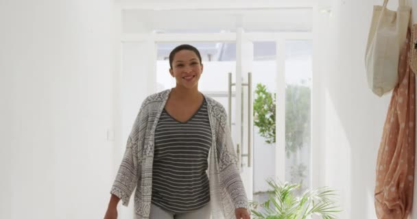 Afro Amerikalı Bir Kadının Evinin Önünde Güneş Işığında Yürürken Gülümserken — Stok video