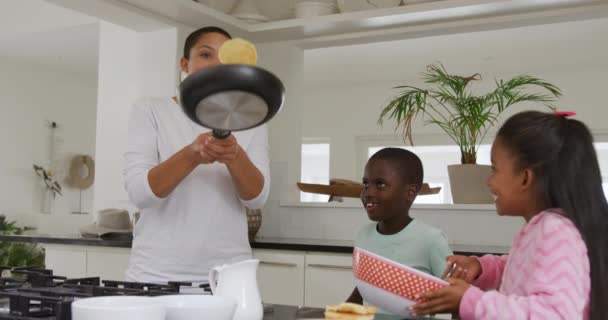 Vista Frontal Una Mujer Afroamericana Pequeño Hijo Hija Casa Cocina — Vídeos de Stock