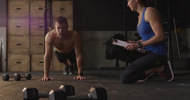 Vista Frontal Atlético Caucásico Sin Camisa Entrenamiento Cruzado Gimnasio Haciendo — Vídeo de stock