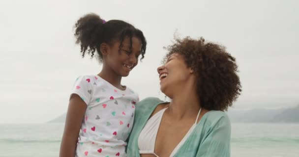 Retrato Una Mujer Afroamericana Ropa Playa Pie Junto Mar Llevando — Vídeo de stock