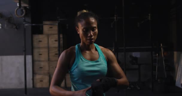 一名身穿运动服的男女混血女运动员在体育馆里交叉训练 在进行拳击训练后张开双手 动作缓慢 — 图库视频影像