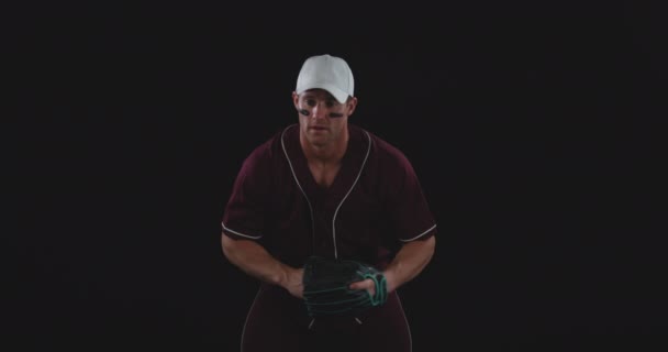 一个身穿队服 头戴棒球帽 头戴手套的白人男性棒球外野手的前视图 他看着并等待着 眼睛下有黑眼圈 动作缓慢 — 图库视频影像