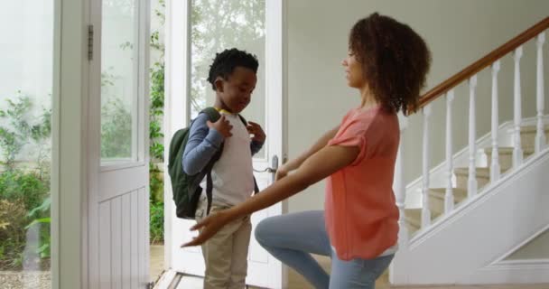 アフリカ系アメリカ人の母親と彼女の若い息子の側のビューは 学校のためにオフに設定する前に自宅で廊下に包含し スローモーション — ストック動画