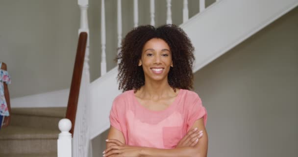 Ritratto Una Madre Afroamericana Piedi Nel Corridoio Casa Con Braccia — Video Stock