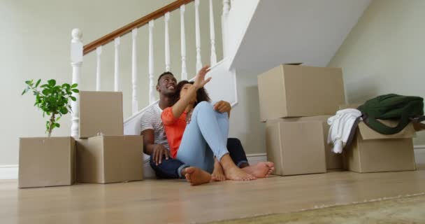 Visão Baixo Ângulo Casal Afro Americano Sentado Chão Juntos Frente — Vídeo de Stock