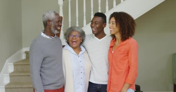 Přední Pohled Starší Afroamerický Pár Jejich Dospělé Dítě Partnerku Stojící — Stock video