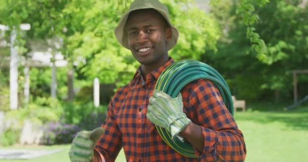 Porträtt Afroamerikansk Man Som Står Trädgård Med Hatt Och Trädgårdshandskar — Stockvideo