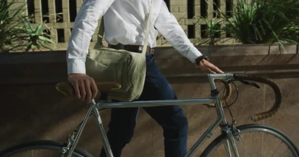 Side View Mid Section Young Caucasian Businessman City Walking Bike — Stock Video