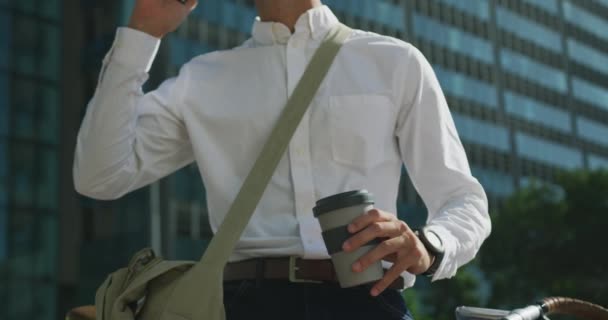 Vista Frontal Jovem Homem Negócios Caucasiano Sorridente Movimento Cidade Falando — Vídeo de Stock