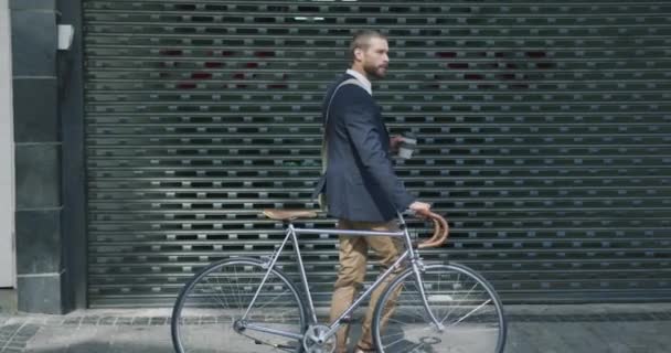 Vista Laterale Giovane Uomo Affari Caucasico Viaggio Città Che Tiene — Video Stock