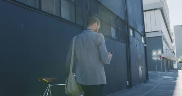 Visão Traseira Jovem Empresário Caucasiano Movimento Cidade Andando Bicicleta Usando — Vídeo de Stock