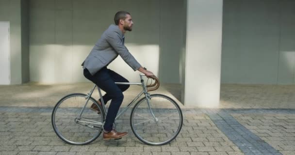 Sidovy Över Ung Vit Affärsman Språng Staden Rida Cykel Gatan — Stockvideo