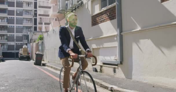 街の外出先で若い白人ビジネスマンのフロントビュー 路上で自転車に乗って スローモーション — ストック動画