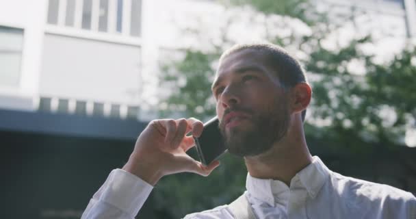 Front View Närbild Ung Kaukasisk Affärsman Språng Staden Talar Smartphone — Stockvideo