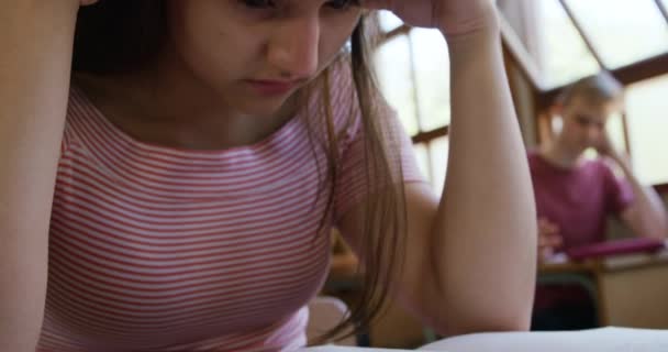 Vista Frontal Cerca Una Adolescente Estresada Colegiala Caucásica Sentada Escritorio — Vídeo de stock