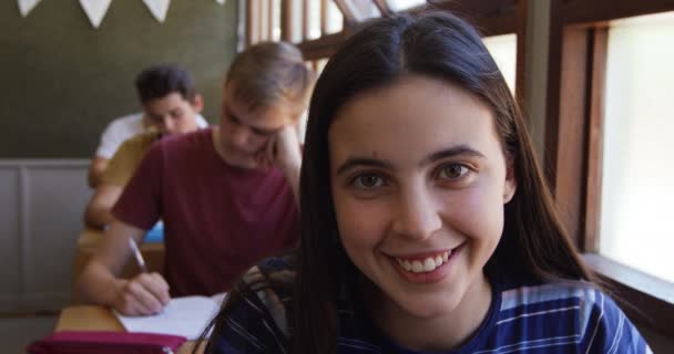 Retrato Close Uma Adolescente Caucasiana Estudante Sentado Uma Mesa Uma — Vídeo de Stock