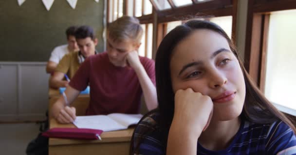 Vista Frontale Vicino Una Studentessa Caucasica Annoiata Seduta Una Scrivania — Video Stock