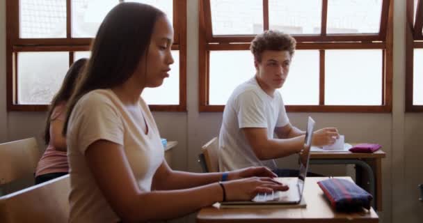 Vista Laterale Adolescente Razza Mista Seduta Una Scrivania Aula Usando — Video Stock