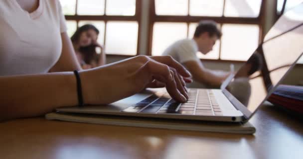 Vista Lateral Cerca Una Adolescente Mestiza Sentada Escritorio Aula Usando — Vídeos de Stock