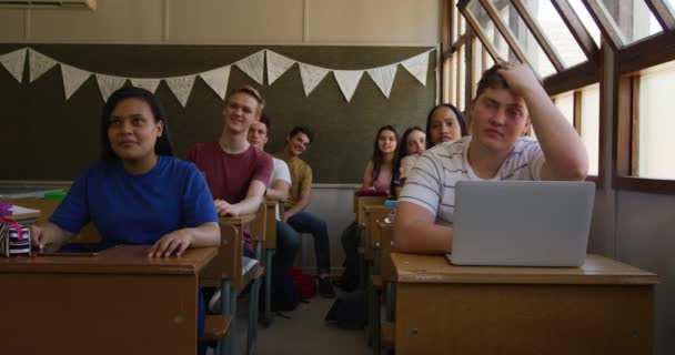 Přední Pohled Multietnickou Skupinu Teenagerů Sedících Stolem Během Lekce Školní — Stock video