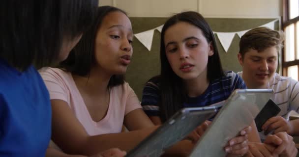 민족으로 구성된 학생들 교실에 태블릿 컴퓨터를 시간에 천천히 움직이는 대화를 — 비디오