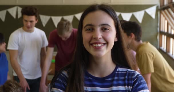 Ritratto Ravvicinato Una Ragazza Caucasica Adolescente Con Lunghi Capelli Scuri — Video Stock