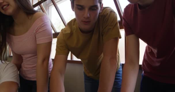 Vue Côté Gros Plan Deux Écoliers Caucasiens Adolescents Une Écolière — Video