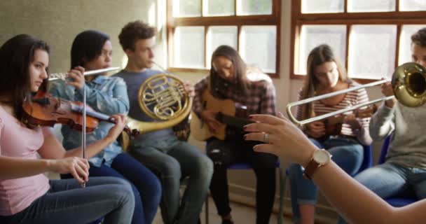 Vista Lateral Una Mujer Caucásica Sentada Dirigiendo Grupo Multiétnico Músicos — Vídeos de Stock