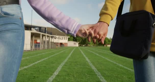 Vooraanzicht Close Van Tiener Blanke Schooljongen Schoolmeisje Paar Hand Hand — Stockvideo
