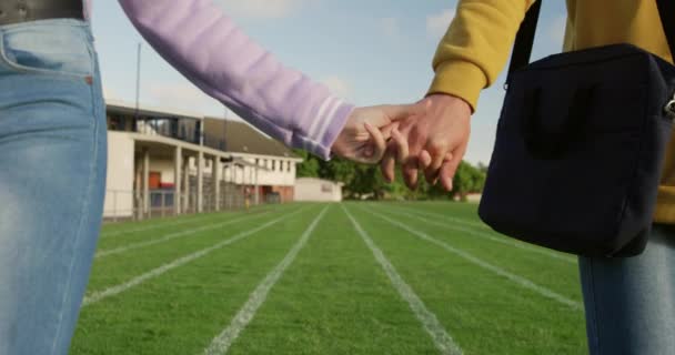 Nahaufnahme Eines Kaukasischen Schuljungen Und Eines Schulmädchenpaares Die Sich Händchen — Stockvideo