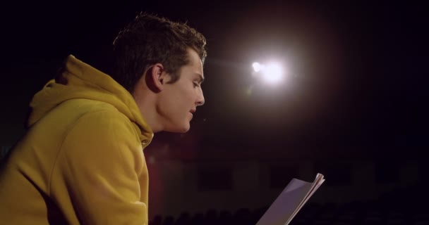 Zijaanzicht Close Van Een Tiener Kaukasische Jongen Zittend Het Podium — Stockvideo