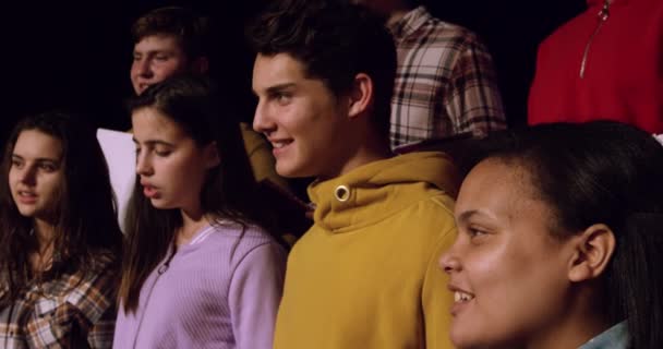 Vista Lateral Cerca Grupo Multiétnico Coristas Adolescentes Masculinos Femeninos Que — Vídeo de stock