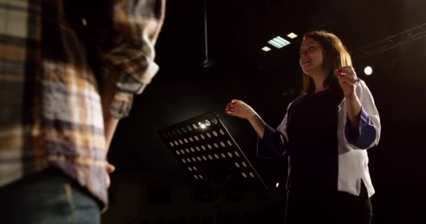 Kafkasyalı Bir Kadın Orkestra Şefinin Görüntüsü Bir Okul Tiyatrosunun Sahnesinde — Stok video