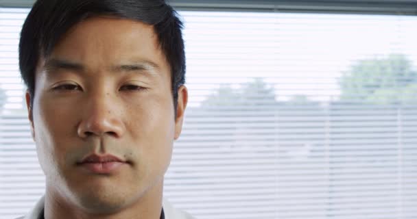 Hastanedeki Asyalı Bir Erkek Sağlık Görevlisinin Portresi Kameraya Bakıyor Gülümsüyor — Stok video