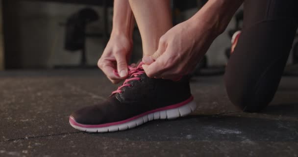 Sezione Bassa Vicino Una Donna Caucasica Che Indossa Vestiti Sportivi — Video Stock