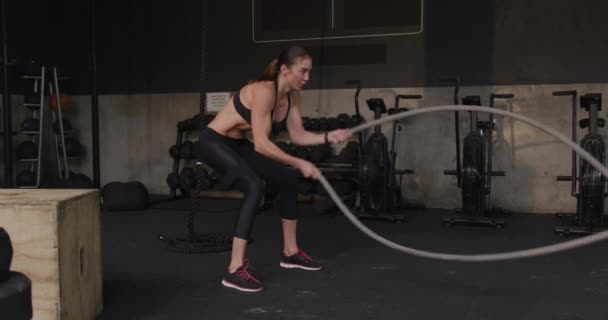 Vista Lateral Uma Mulher Atlética Caucasiana Vestindo Roupas Esportivas Cross — Vídeo de Stock