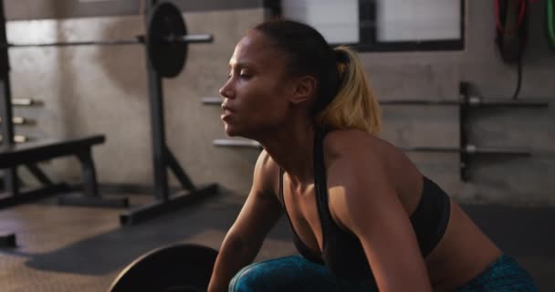 Front View Närbild Atletisk Blandras Kvinna Bär Sportkläder Cross Training — Stockvideo