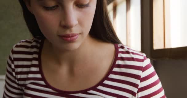 Vue Face Gros Plan Une Adolescente Blanche Assise Près Une — Video