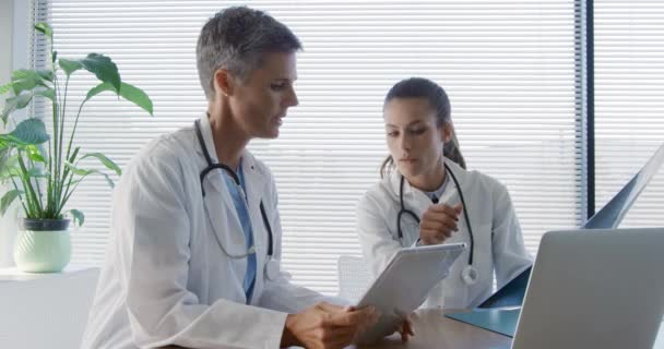 Widok Przodu Dwóch Białej Kobiety Lekarzy Siedzących Przy Biurku Dyskutujących — Wideo stockowe