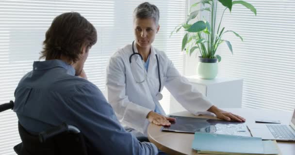 Hospital Vista Lateral Una Doctora Caucásica Sosteniendo Una Radiografía Mostrándola — Vídeos de Stock