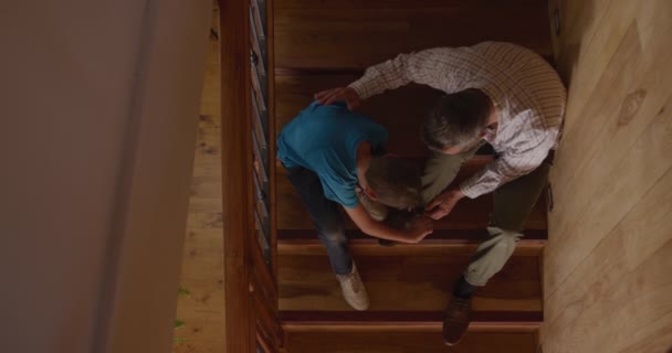 Felülnézetben Egy Kaukázusi Férfi Fia Otthon Lépcsőn Beszél Fiú Cipőfűzőt — Stock videók