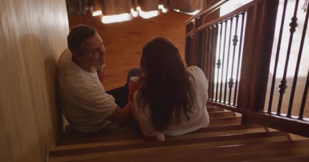 Kafkasyalı Bir Çifti Evde Merdivenlerde Yan Yana Oturmuş Kahve Fincanları — Stok video