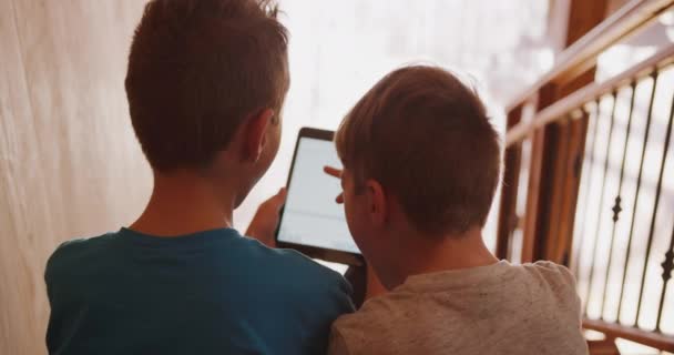 Achteraanzicht Van Twee Jonge Blanke Broers Thuis Naast Elkaar Trap — Stockvideo