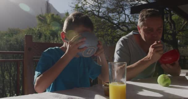 Vooraanzicht Van Een Blanke Jongen Zijn Vader Thuis Zittend Buiten — Stockvideo