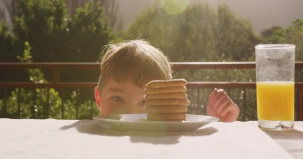 Вид Спереди Кавказского Мальчика Дома Сидящего Снаружи Террасе Столом Солнце — стоковое видео