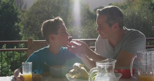 Vista Lateral Hombre Caucásico Hijo Casa Sentado Afuera Una Terraza — Vídeos de Stock