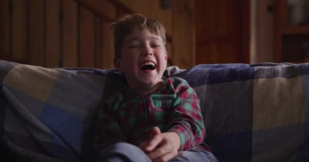 Портрет Кавказького Хлопчика Вдома Сидіння Дивані Вітальні Сонці Тіні Сміх — стокове відео