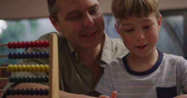 Vooraanzicht Close Van Een Blanke Man Zijn Jonge Zoon Thuis — Stockvideo